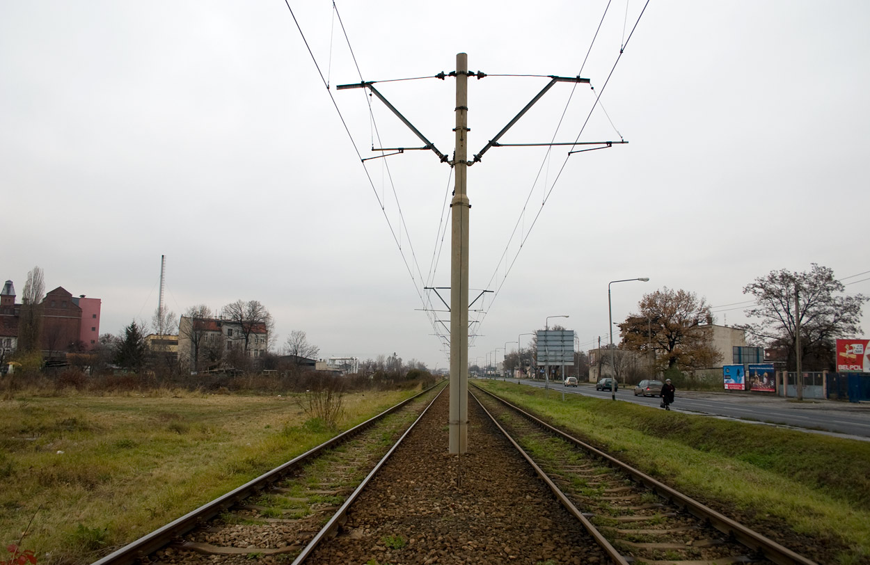 Linia_tramwajowa_na_ulicy_Zmigrodzkiej_100837_Fotopolska-Eu